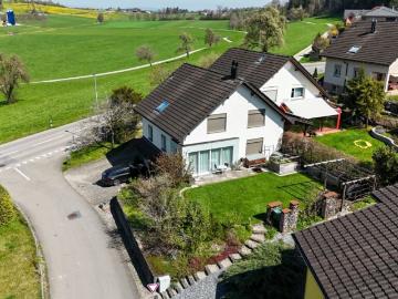 Familienfreundliches Doppeleinfamilienhaus mit idyllischem Garten