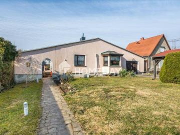 Familienfreundliches Einfamilienhaus im Bungalow Stil mit schönem Garten, Terrasse und Pool