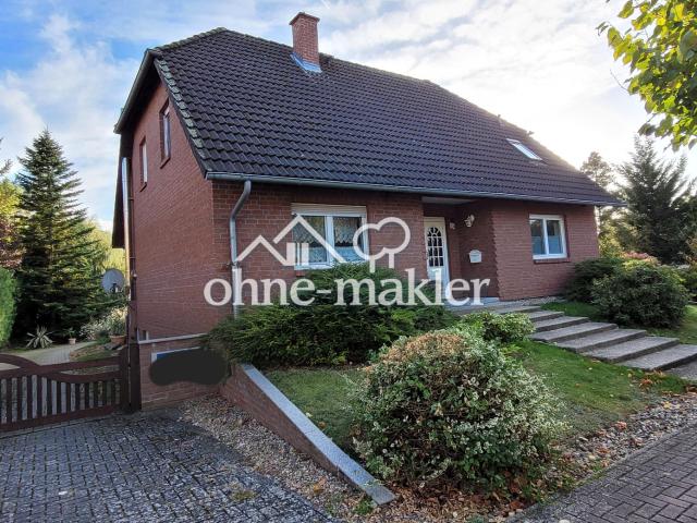 Familienfreundliches Einfamilienhaus mit Doppelgarage und großem Grundstück in Kusey
