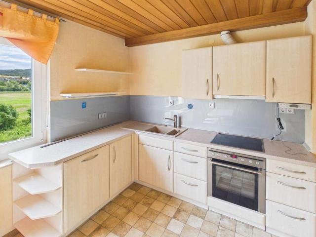 Familienfreundliches Einfamilienhaus mit großem Garten, Teich und Garage in Hauneck