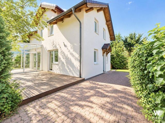 Familienfreundliches Einfamilienhaus mit Salzwasserpool, Wintergarten & ausgebautem Keller in absoluter Ruhelage