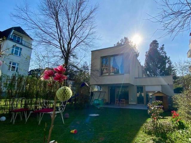 Familienfreundliches Gartenhaus in zweiter Reihe mit privatem Garten