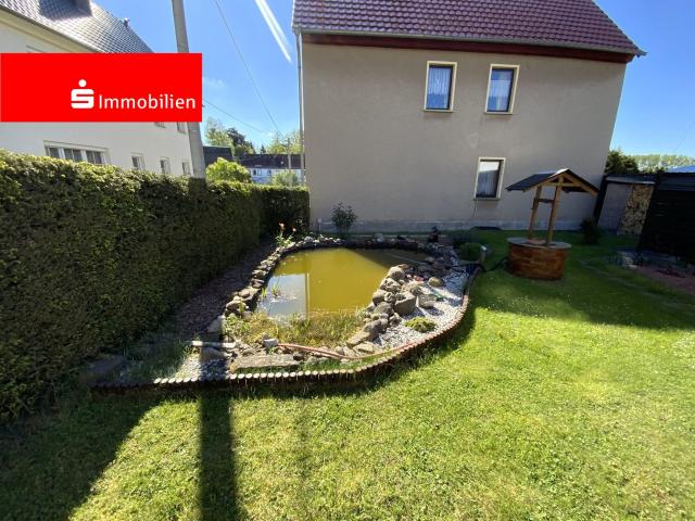 Familienfreundliches Haus in ländlicher Idylle mit einladenden Sitzbereich im Garten
