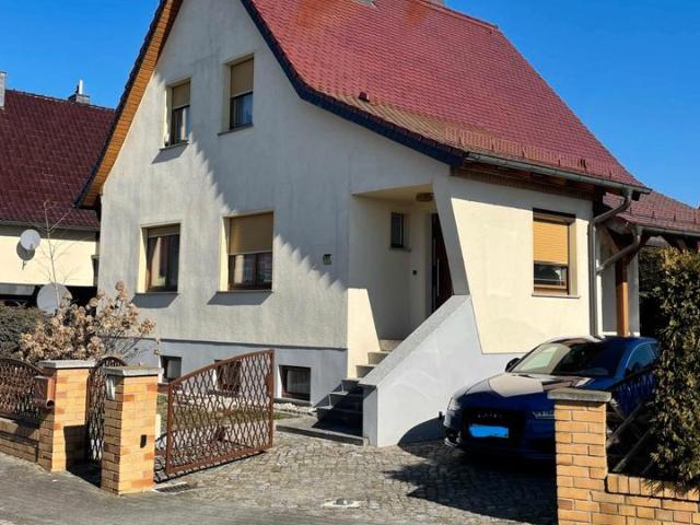 Familienfreundliches modernes Haus mit Doppelgarage
