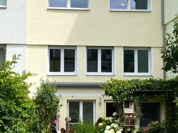 Familienfreundliches Reihenhaus mit Garten und Dachterrasse