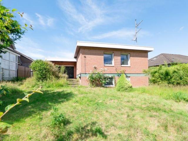 Familienfreundliches Split Level Haus mit Kamin, Souterrain und großem Garten am Naturschutzgebiet
