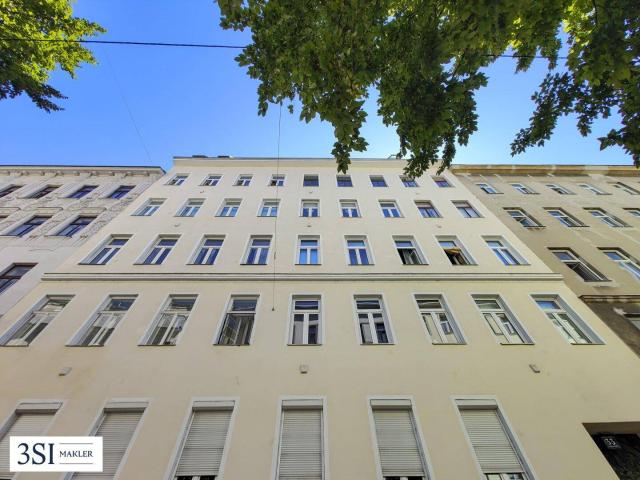 Familienfreundlicher Altbau mit Potenzial – großzügige 4 Zimmer Wohnung mit Balkon in zentraler Lage