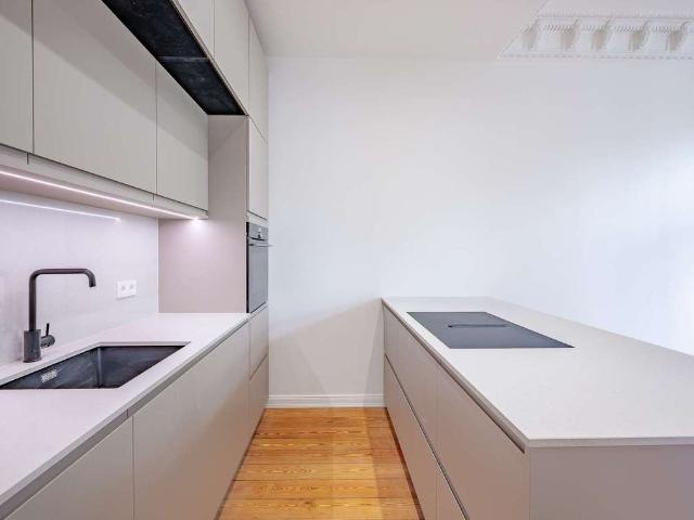 Familiengerechte, modernisierte Jugendstilwohnung mit Blick auf den Isebekkanal