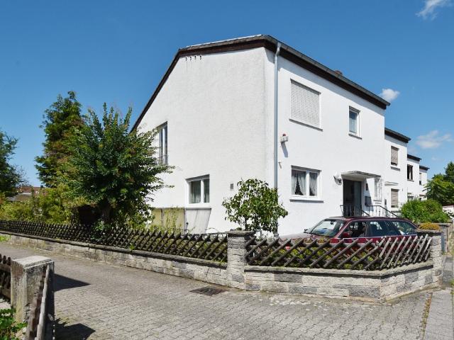 Familiengerechtes Reihenendhaus mit großem sonnigen Garten und 2 Garagen
