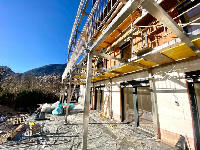 Sonnige 3 Zimmer Wohnung mit Garten und Tiefgarage und großem Balkon