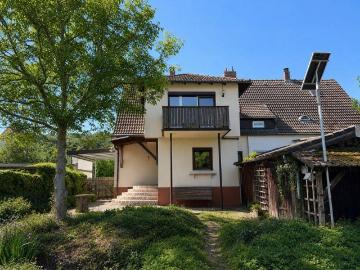 FAMILIENGLÜCK HOCH 4 Doppelhaushälfte mit Anbau, Garage, Carport und Garten
