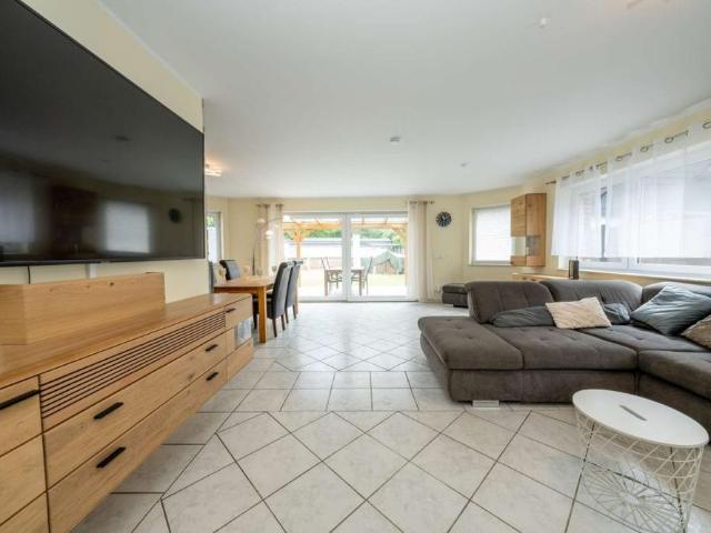 Familienglück in Bestlage: Stilvolles Haus mit Pool, Sauna & viel Platz