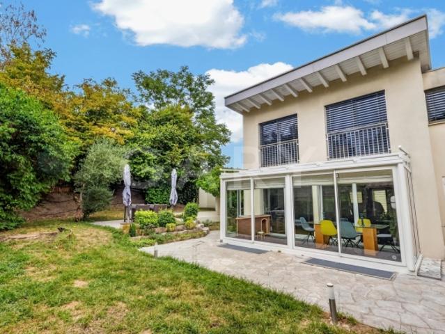 Familienhaus am Ende der Reihe mit Garten