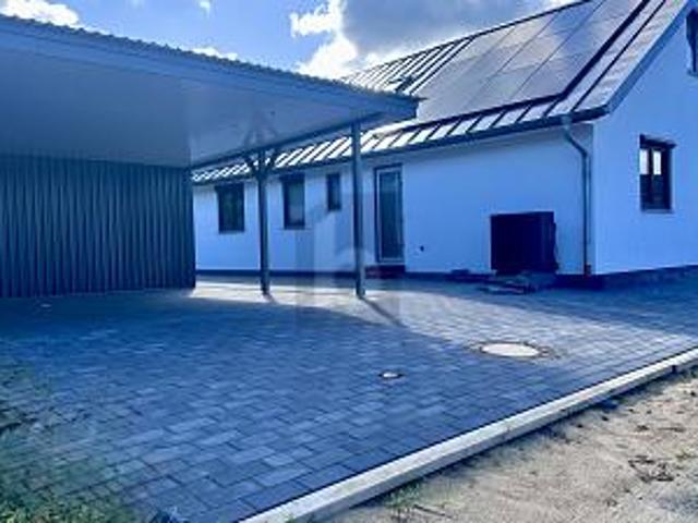 FAMILIENHAUS IM GRÜNEN MIT GARTEN & PV