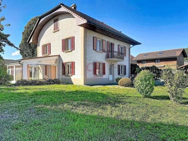 Familienhaus im Herzen des Dorfes bestehend aus 2 Wohnungen