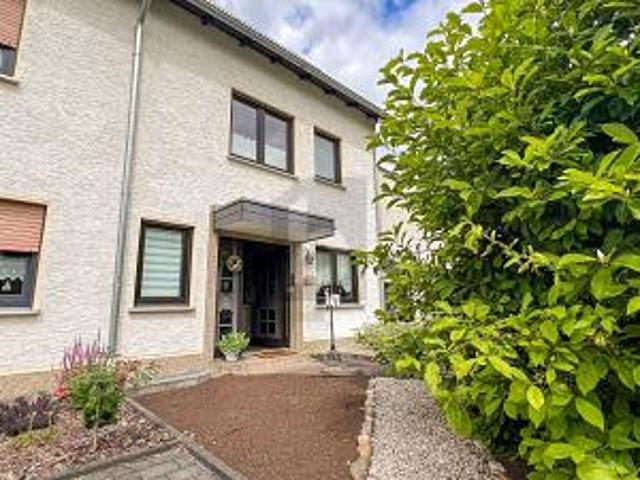FAMILIENHAUS MIT DG WOHNUNG & DOPPELGARAGE