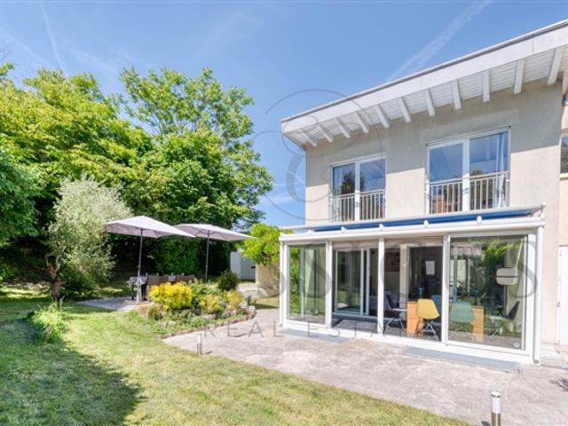 Familienhaus mit Giebel und privatem Garten, Veranda und 4 Parkplätzen