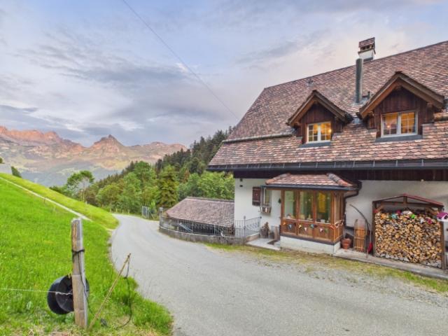 Familienhaus mit grossem Garten und Bergblick Ihr Rückzugsort oberhalb von Näfels