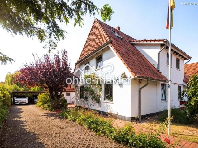 Familienhaus mit Sauna, Praxis, Kühlraum, Grillhütte, Photovoltaik und großem Garten in Horn Lehe