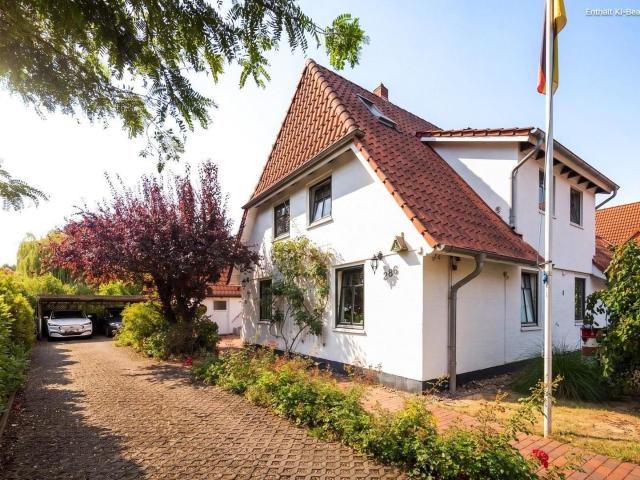 Familienhaus mit Sauna, Praxis, Kühlraum, Grillhütte, Photovoltaik und großem Garten in Horn Lehe