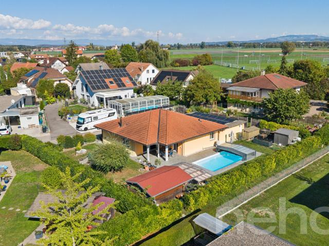 Familienhaus mit Schwimmbad auf einem Grundstück von 1.000 m²