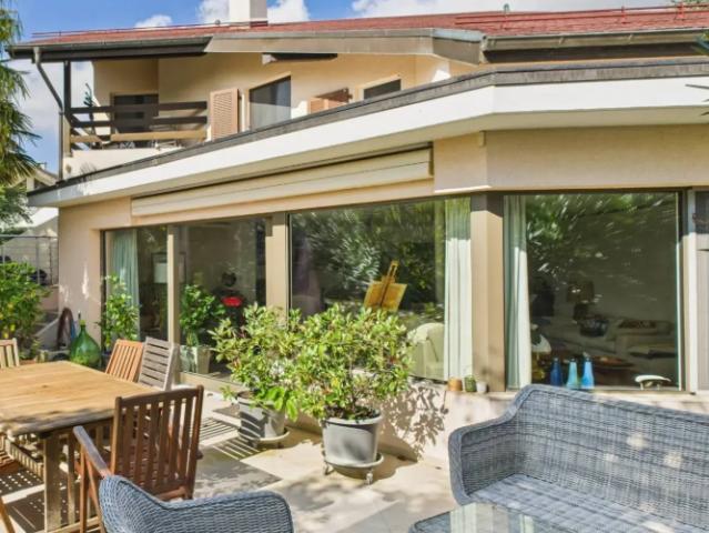Familienhaus mit versetzten Wohnebenen und Garten