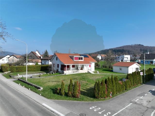 Familienhaus mit zwei 3,5 Zimmer Wohnungen und drei Garagen