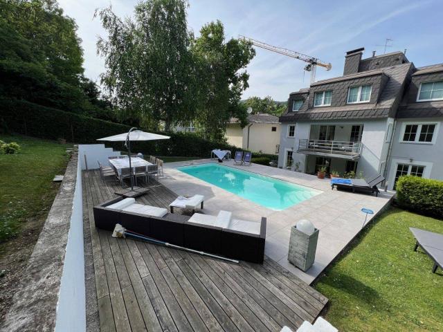 Familienhaus mit 3 Wohneinheiten und privatem Garten