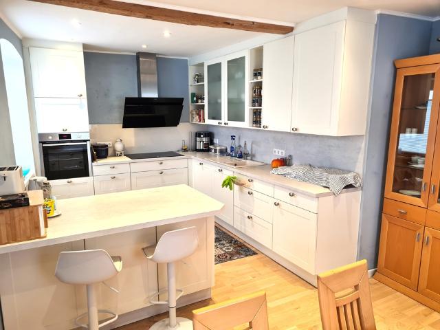 FAMILIENHAUS MIT 4 SCHLAFZIMMERN, EBK, PARKETT, 2 BÄDERN SOWIE EINEM MINIGARTEN