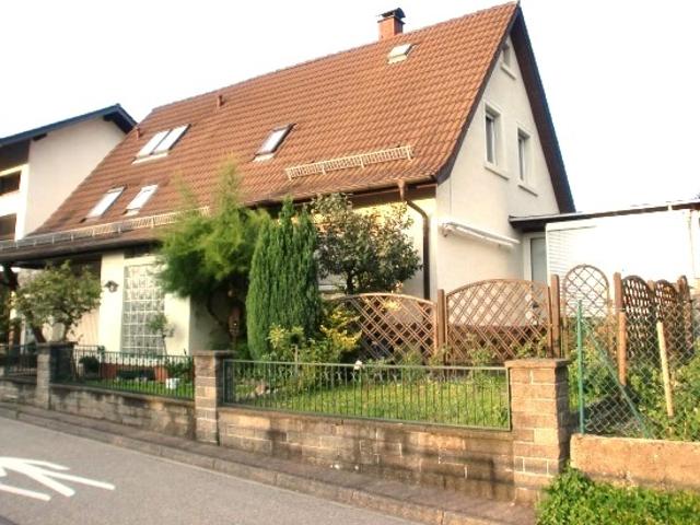 FAMILIENHAUS MIT 6 ZIMMERN, 2 BÄDERN, KLEINER WERKSTATT, WINTERGARTEN UND PKW GARAGE
