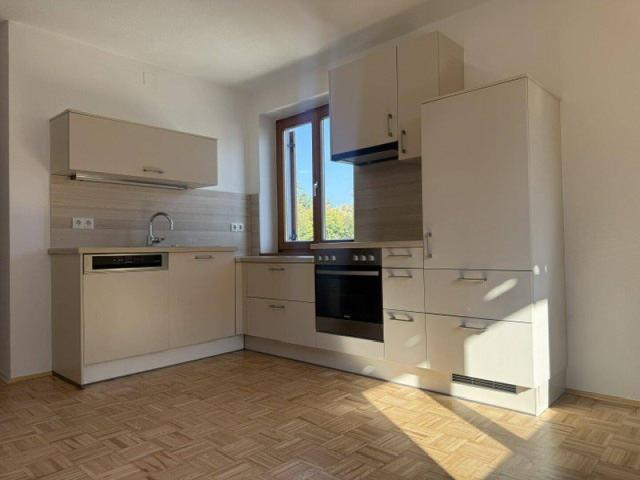 Familienhit: schöne, gut aufgeteilte und gepflegte Wohnung mit drei Schlafzimmer, großen Vorraum, Küche, mit Balkon, Lagerraum, Eigengarten im Erdgeschoss, 77,23 m² in Andritz