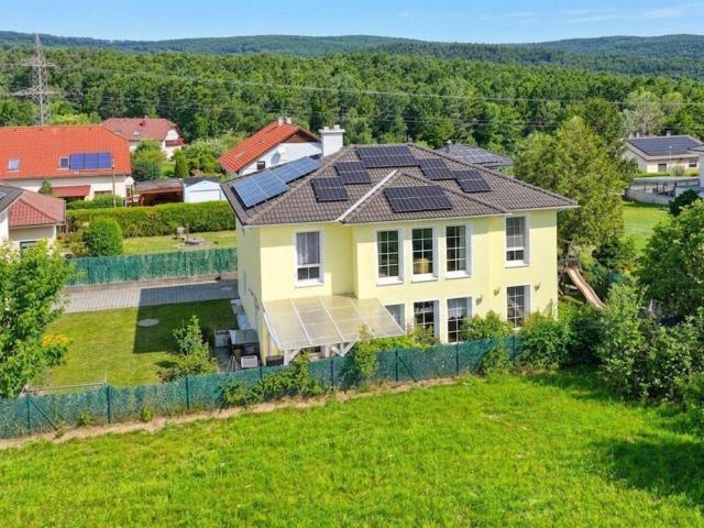 Familienidylle im Grünen: Modernes 6 Zimmer Haus mit Garten und Anlage