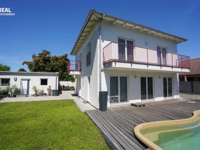 Familienidylle in Pfaffstätten Geräumiges Einfamilienhaus mit Wohnkeller, Büro, Doppelgarage und Garten mit Pool