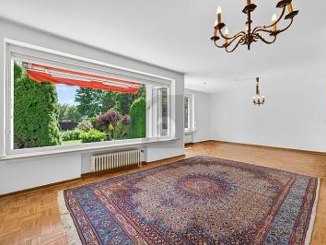 FAMILIENIDYLLE MIT GARTEN