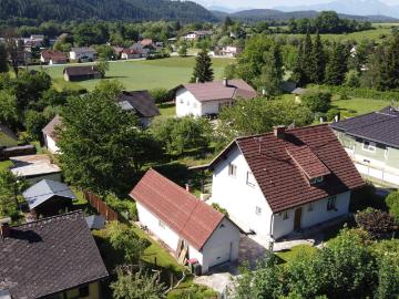 Familienidylle mit großem Garten und Blick auf den Schlossberg