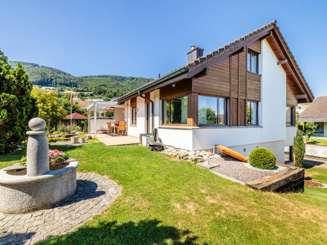Familienidylle mit sonnigem Garten