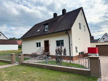 Familienidylle mit Pool und liebevoll gestaltetem Garten