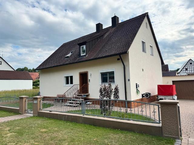 Familienidylle mit Pool und liebevoll gestaltetem Garten