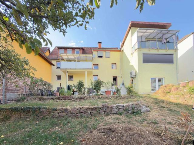 Familienleben mit Freiraum: Zweifamilienhaus auf weitläufigem Grundstück