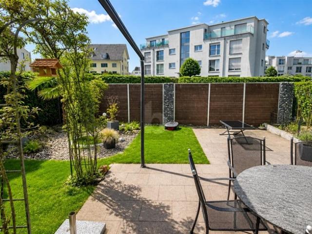 FAMILIENPARADIES MIT SONNIGEM GARTEN