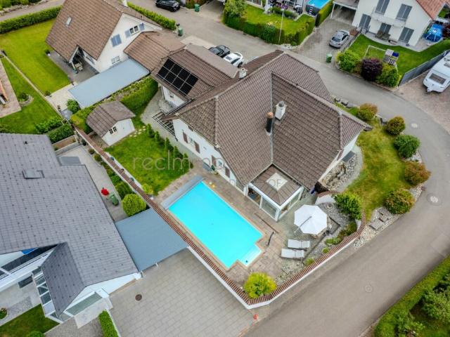Familienparadies mit Pool, Wintergarten und viel Privatsphäre
