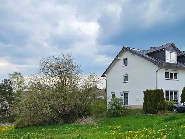 Familienparadies: Großzügige Doppelhaushälfte im Grünen
