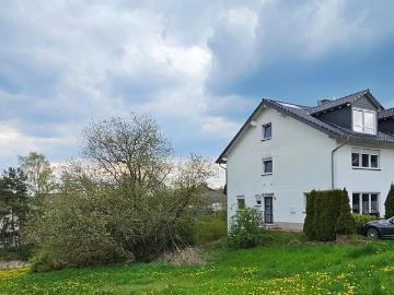 Familienparadies: Großzügige Doppelhaushälfte im Grünen
