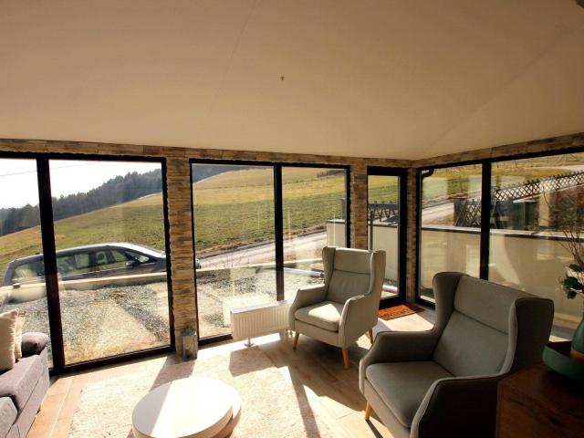 Familienparadies im Grünen – Großzügiges Einfamilienhaus mit Panorama Wintergarten, Outdoor Lounge und traumhaftem Fernblick