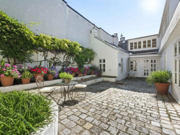 Familiensitz mit Atrium Innenhof, 7 Zimmer und großer Grünfläche sucht Sie