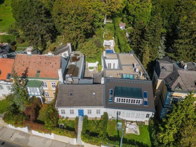 Familiensitz mit Atrium Innenhof, 7 Zimmer und großer Grünfläche sucht Sie