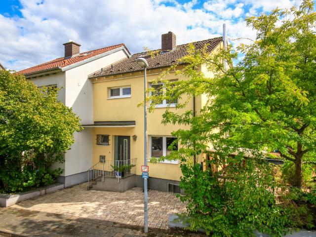 Familientraum mit großem Garten und Garage!