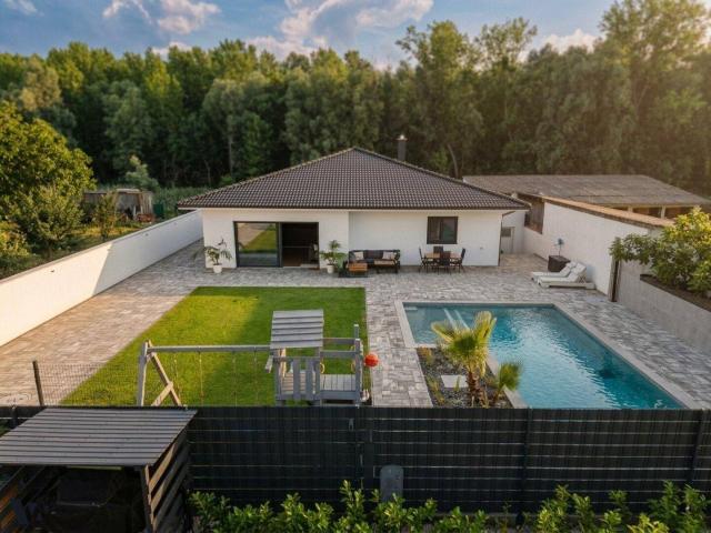 FAMILIENTRAUM MIT SALZWASSERPOOL | 5 ZIMMER BUNGALOW IN ROHRAU