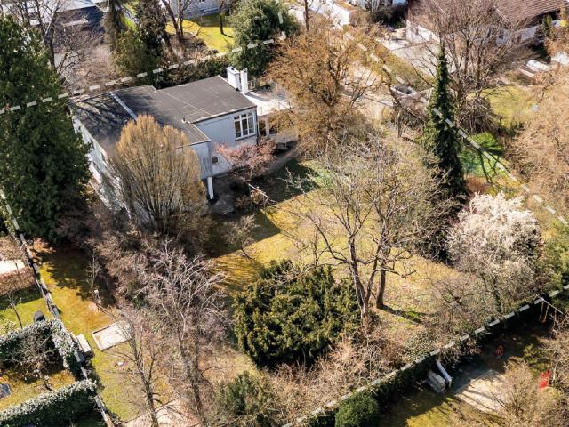 Familientraum in Bestlage Obermenzing: Parkähnliches, weitläufiges Grundstück mit Architekten Haus