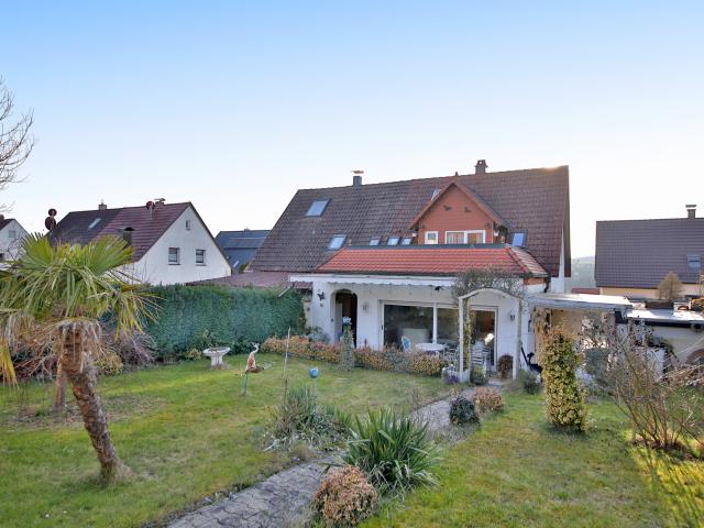 Familientraum in ruhiger Lage: Doppelhaushälfte mit Sonnengarten & Garage renovierungsbedürftig